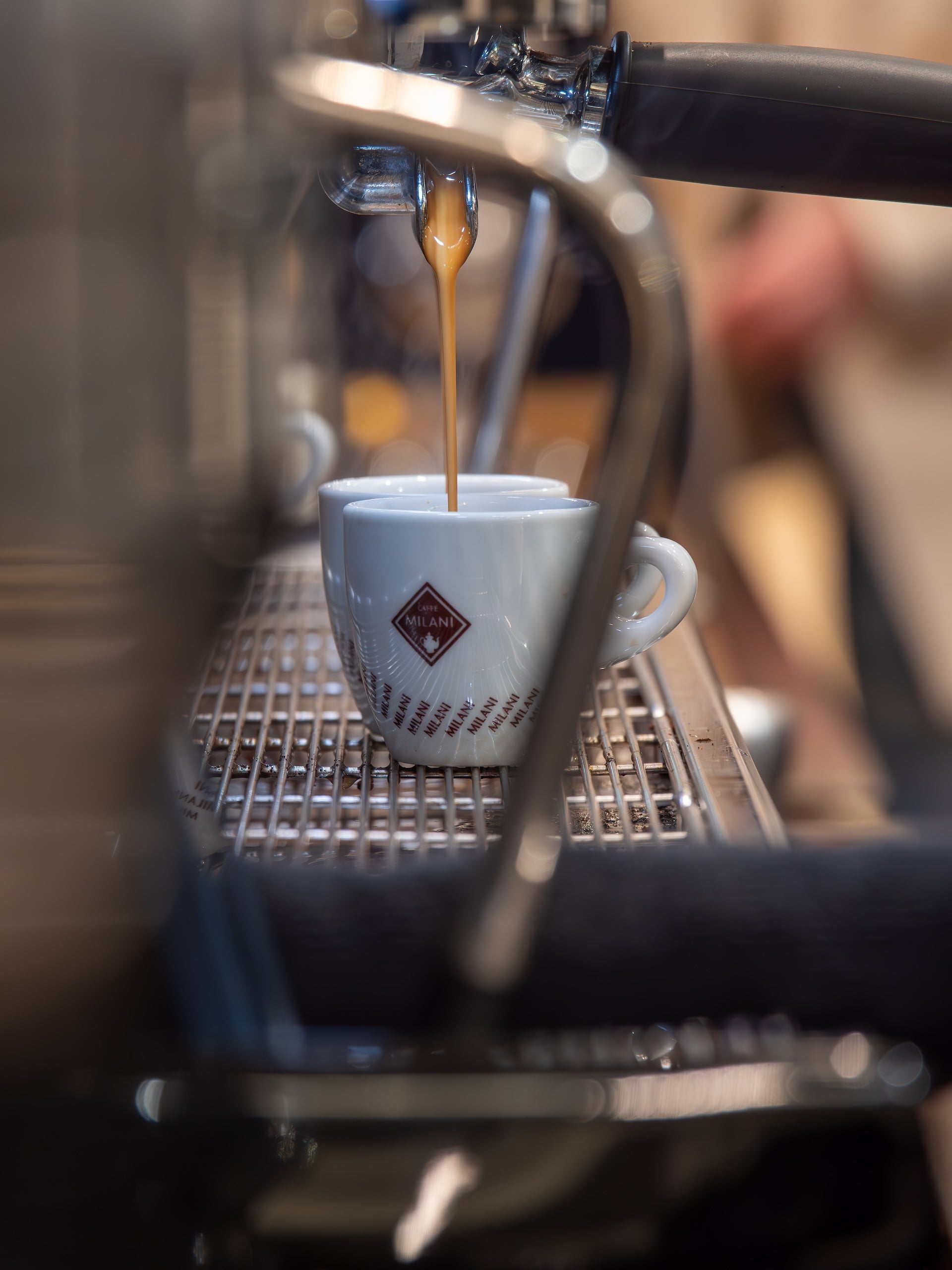 Erogazione di un caffè espresso in tazzina Caffé Milani